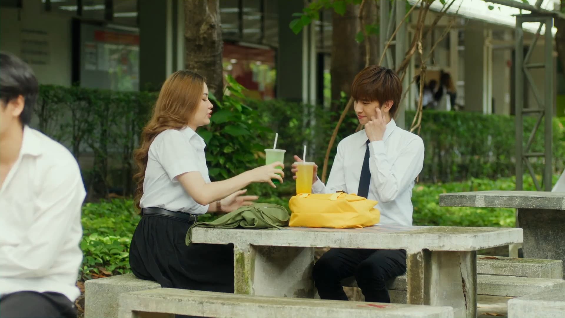 Between Us (2022) Episodio 4 thumbnail